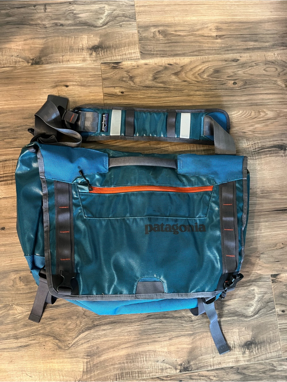Patagonia Black Hole Messenger Bag